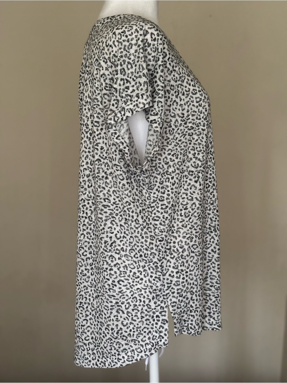 bobeau White and Gray Leopard Print V-Neck Tunic - Picture 5 of 14